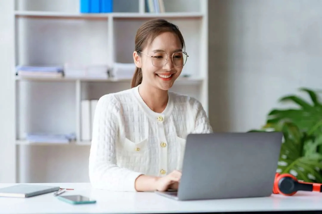 7 Rekomendasi Software Payroll yang Pemilik Bisnis Butuhkan 3 Ilustrasi: Menggunakan software payroll