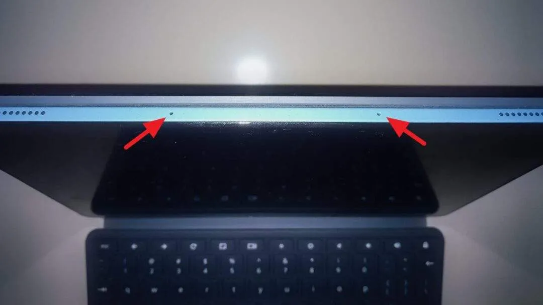 Cara Menemukan Mikrofon di Laptop/Tablet Chromebook 3 Microphone Holes on Chromebook Cara Menemukan Mikrofon di Laptop/Tablet Chromebook 3 Microphone Holes on Chromebook